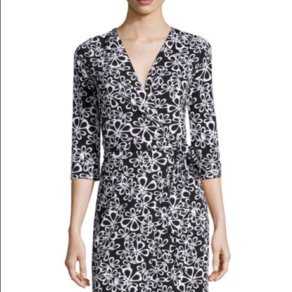NWT DVF black and white ‘Petals’ wrap dress. Sz 8